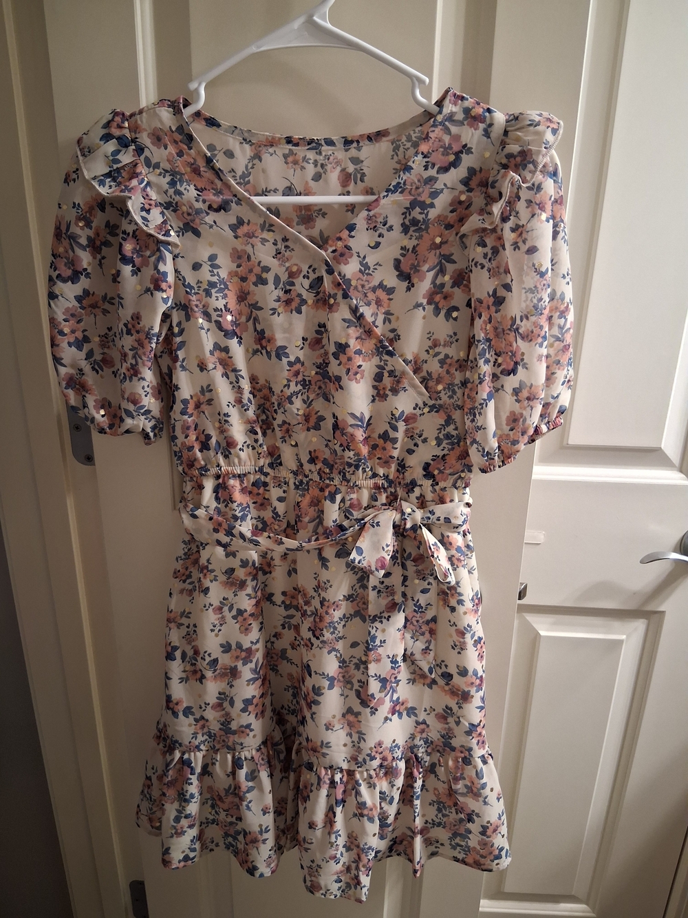 *** NEW WITHOUT TAGS *** Size 10-12 Lilt Floral Wrap-Style Chiffon Dress